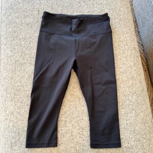 Athleta Black Accelerate Crop Leggings with Wide Waistband and Compression Fit